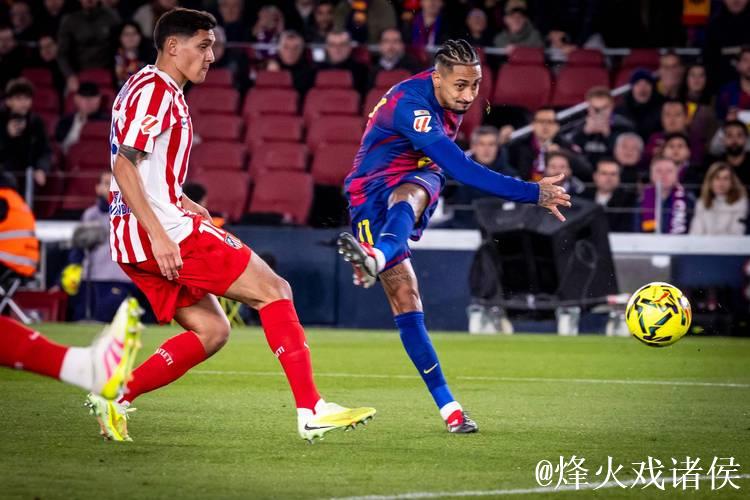 巴萨9000万巨星救主：单刀打空门 亲吻队徽！4万人鼓掌致敬